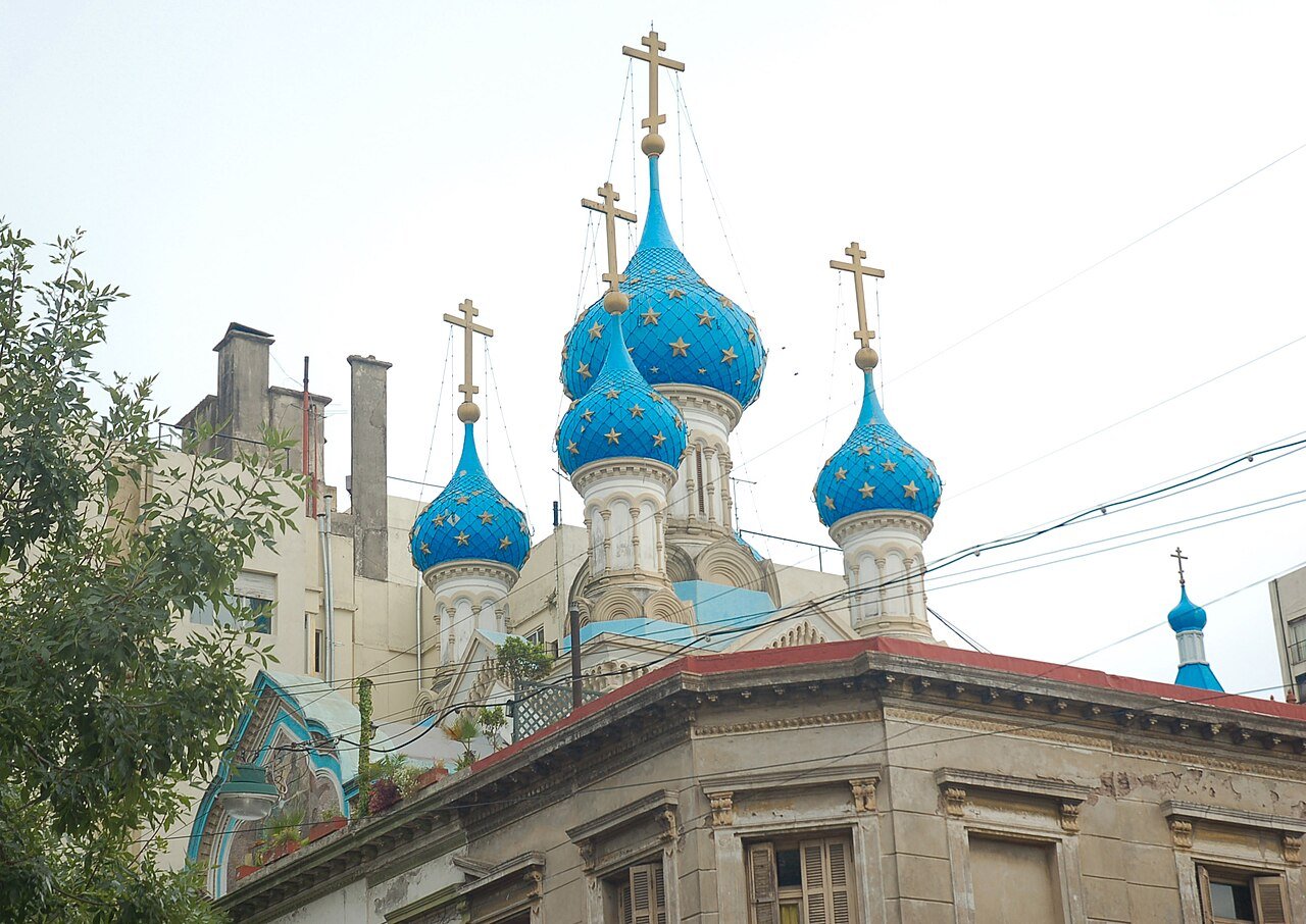 Купола русского православного собора Святой Троицы у парка Лесама
