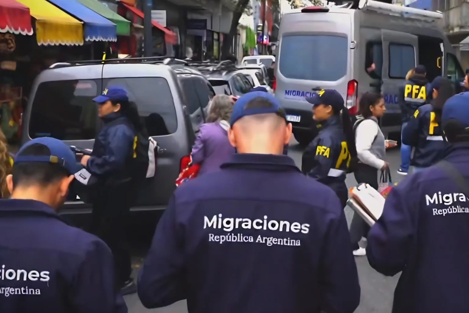 Сотрудники Migraciones Аргентины во время проверки документов
