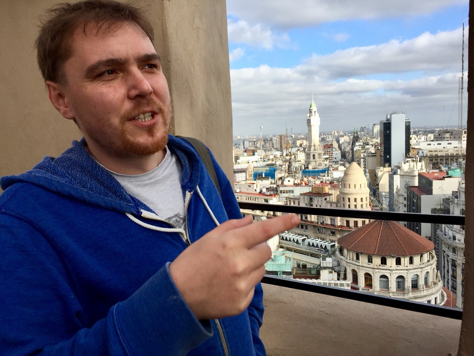 Кирилл Маковеев проводит экскурсию на фоне панорамы центра Буэнос-Айреса