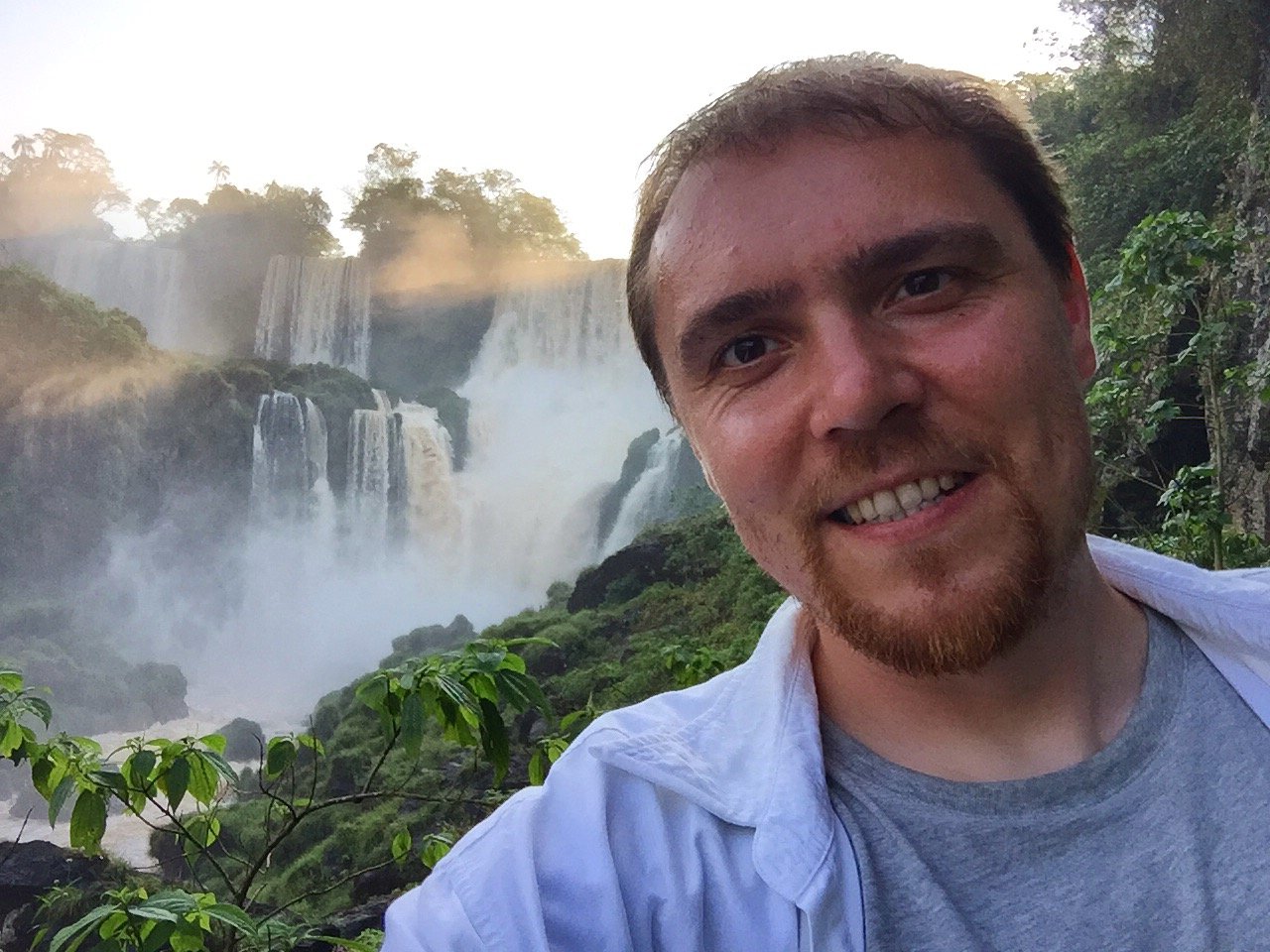 Кирилл Маковеев у водопадов Игуасу во время экскурсии по национальному парку